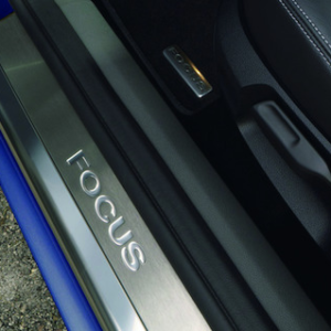 Stranski pragovi spredaj z vdelanim logotipom Focus